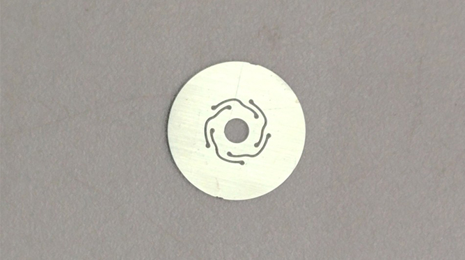 金屬?gòu)椘g刻加工